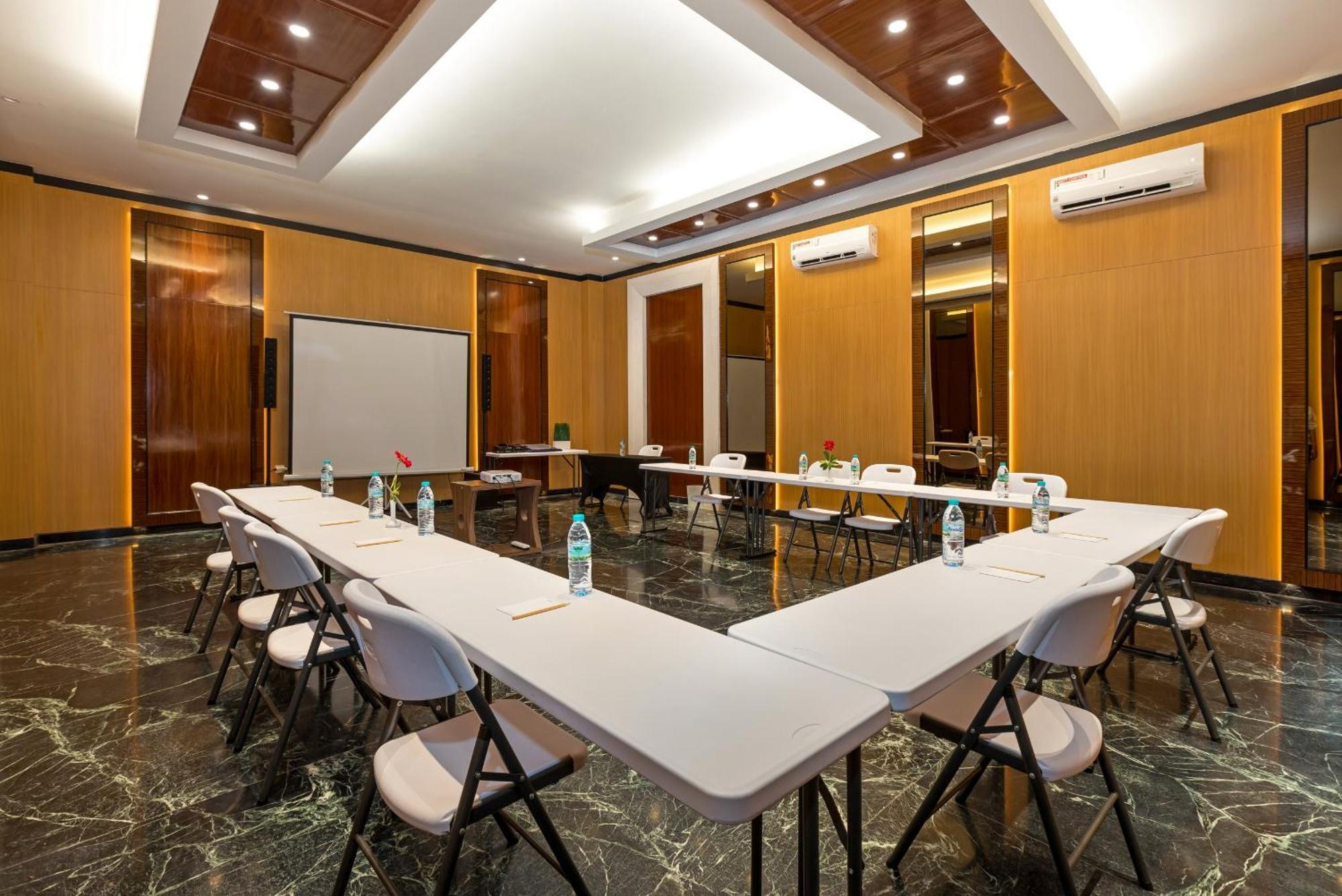 Boss Legian Hotel Powered By Archipelago Exterior foto